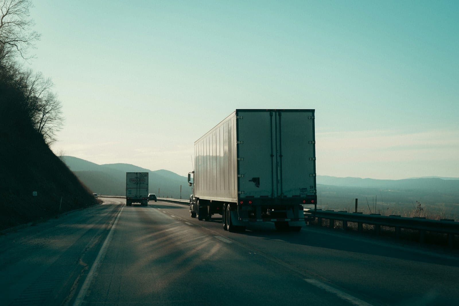 Autoarticolati in transito su un corridoio autostradale europeo all’imbrunire