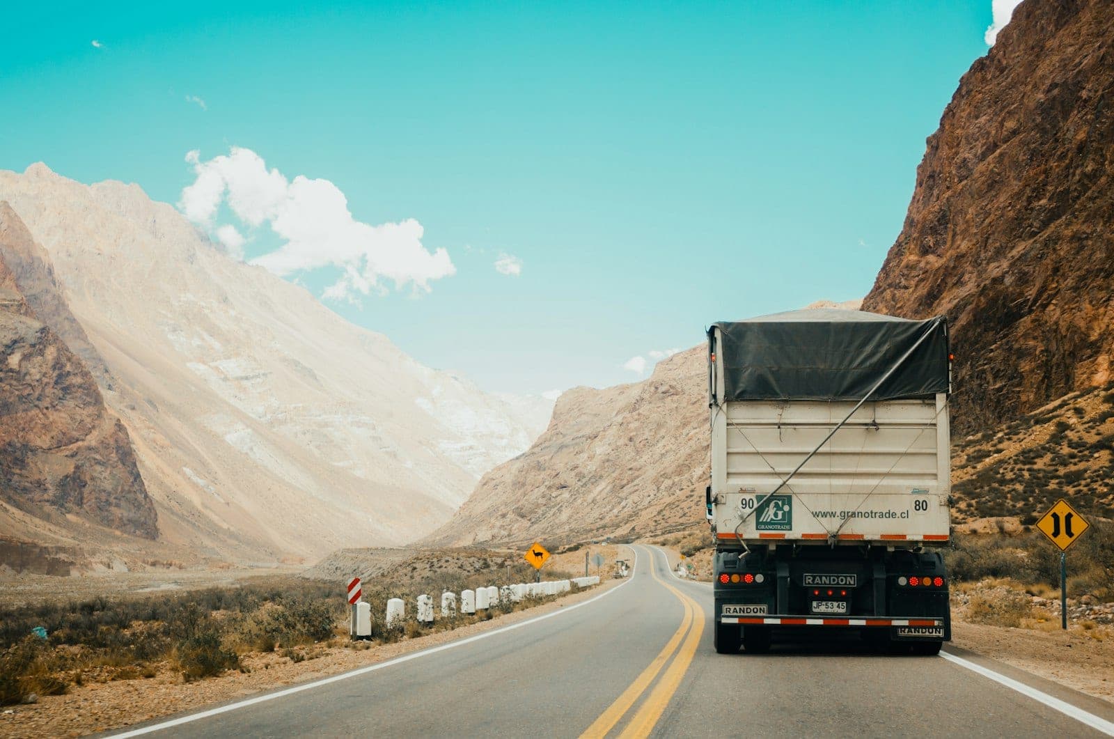 Scorta convoglio eccezionale su autostrada europea bagnata